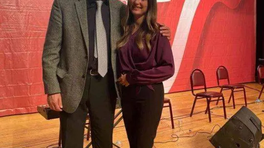 Bozüyük Belediyesi THM Korosu solistlerinden Senanur Kale'ye birincilik ödülü