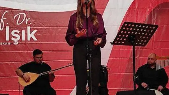 Bozüyük Belediyesi THM Korosu solistlerinden Senanur Kale'ye birincilik ödülü