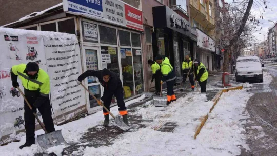 Bozüyük beyaza büründü, belediye ekiplerinin karla mücadelesi sürüyor