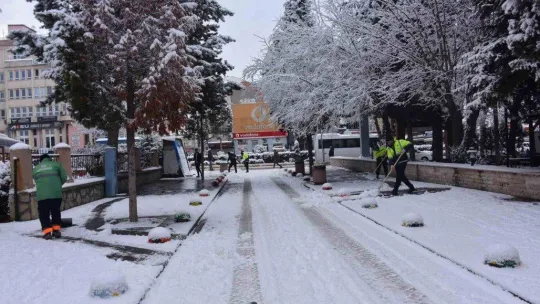 Bozüyük beyaza büründü, belediye ekiplerinin karla mücadelesi sürüyor