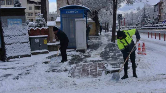 Bozüyük beyaza büründü, belediye ekiplerinin karla mücadelesi sürüyor
