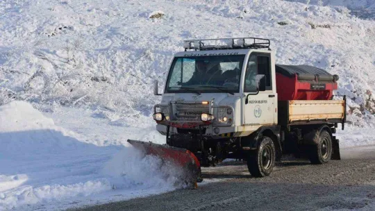 Bozüyük beyaza büründü, belediye ekiplerinin karla mücadelesi sürüyor