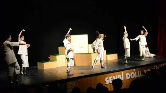 Bozüyük, Gençlik Tiyatrosu'nu sevdi