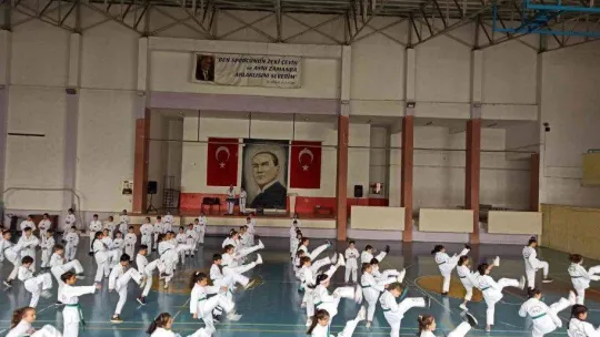 Bozüyük'te taekwando kuşak sınavı yapıldı