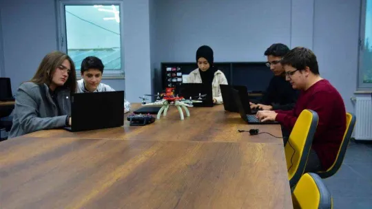 Bu dronu lise öğrencileri üretti