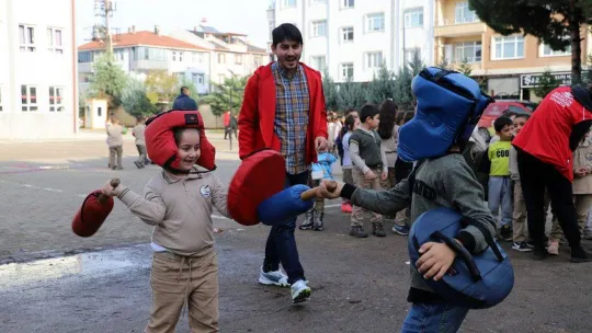Bu etkinlikle öğrencilerin el-kol koordinasyonu gelişiyor