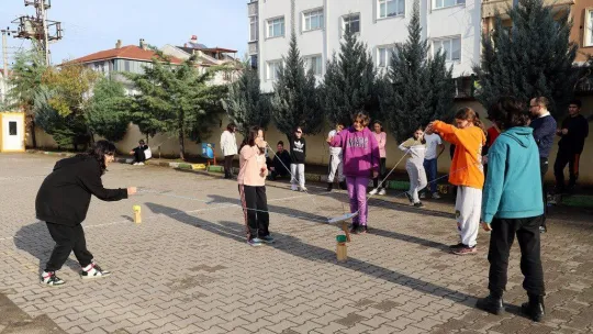 Bu etkinlikle öğrencilerin el-kol koordinasyonu gelişiyor