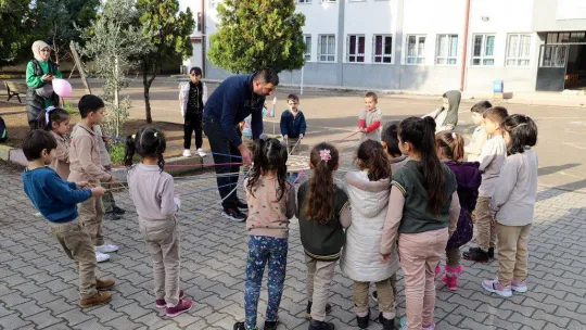 Bu etkinlikle öğrencilerin el-kol koordinasyonu gelişiyor