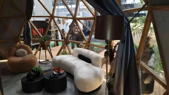 Bu karavanlar güneş panelleriyle kendi enerjisini üretiyor