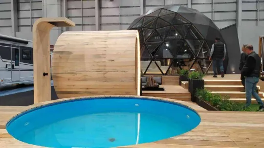 Bu karavanlar güneş panelleriyle kendi enerjisini üretiyor