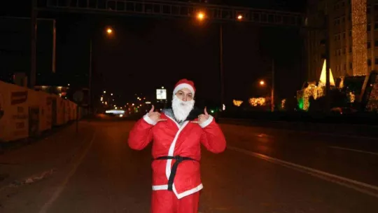 Bu Noel Baba bacada değil anayolda geziyor
