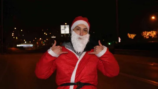 Bu Noel Baba bacada değil anayolda geziyor