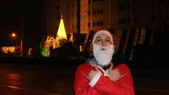 Bu Noel Baba bacada değil anayolda geziyor