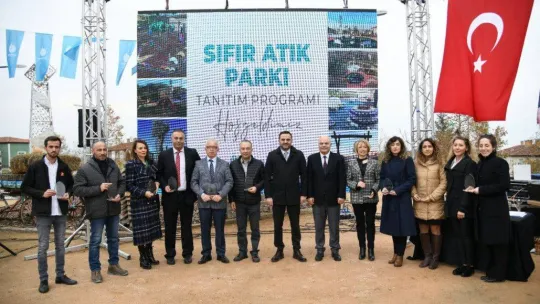 Bu parkta otomobil lastikleri salıncak, elektronik atıklar aydınlatma direği