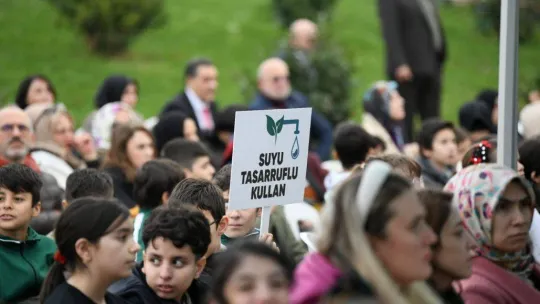 Bu parkta otomobil lastikleri salıncak, elektronik atıklar aydınlatma direği