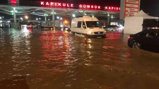 Bulgaristan-Edirne sınırında sel: Yollar kapandı araçlar mahsur kaldı