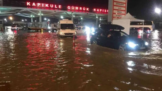 Bulgaristan-Edirne sınırında sel: Yollar kapandı araçlar mahsur kaldı