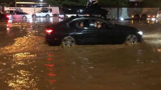 Bulgaristan-Edirne sınırında sel: Yollar kapandı araçlar mahsur kaldı