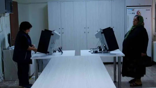 Bulgaristan seçimleri için sandığa gittiler: İlk kez elektronik oylama gerçekleştiriliyor