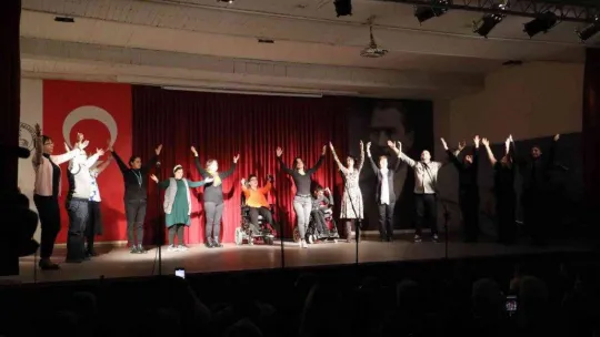 Burhaniye'de engellilerden tiyatro