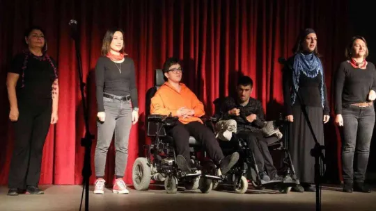 Burhaniye'de engellilerden tiyatro