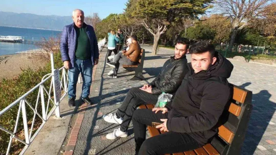 Burhaniye'de şaka gibi uyarı levhası