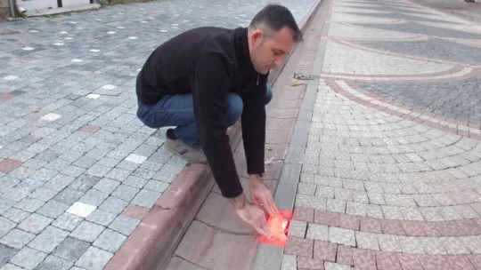 Burhaniye'de şehir magandaları yol aydınlatmalarına zarar veriyor