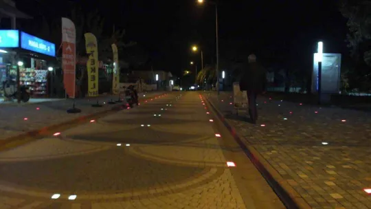 Burhaniye'de şehir magandaları yol aydınlatmalarına zarar veriyor