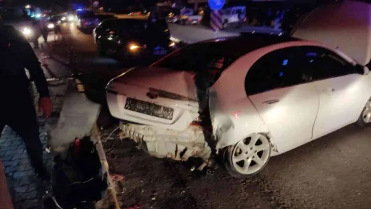 Burhaniye'de tek taraflı kazada 4 kişi yaralandı