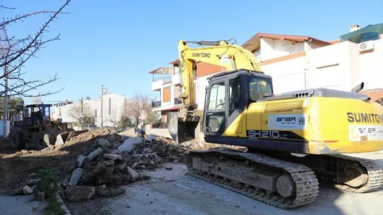 Burhaniye'de yol yenileme çalışmaları devam ediyor