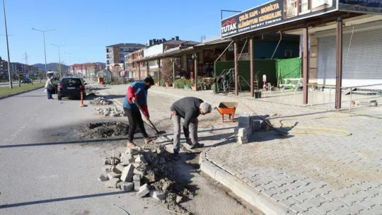 Burhaniye'de yol yenileme çalışmaları devam ediyor