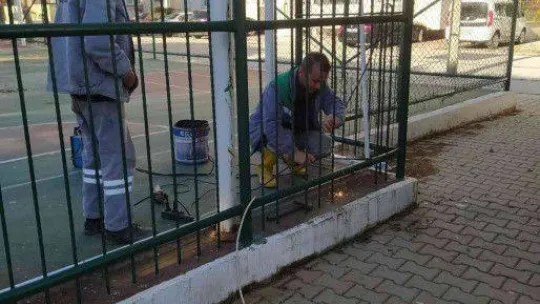 Burhaniye merkezde parklar yenileniyor