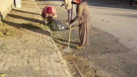 Burhaniye merkezde parklar yenileniyor