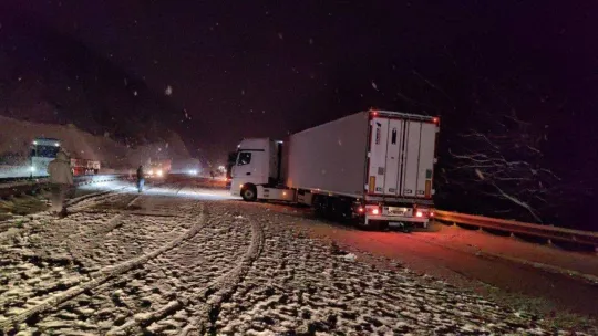 Bursa Ankara karayolunda tırların kayması sebebiyle kapanan yollar trafiğe açıldı