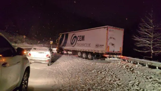 Bursa Ankara karayolunda tırların kayması sebebiyle kapanan yollar trafiğe açıldı