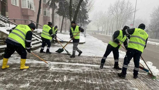 Bursa Büyükşehir'in kar ekipleri sahada