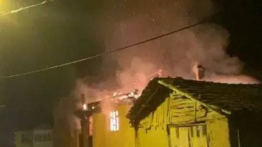 Bursa'da 2 katlı ev alev alev yandı
