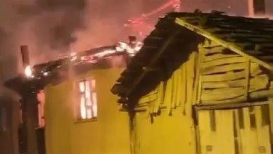 Bursa'da 2 katlı ev alev alev yandı