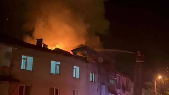 Bursa'da 3 katlı apartmanın çatısı alev alev yandı