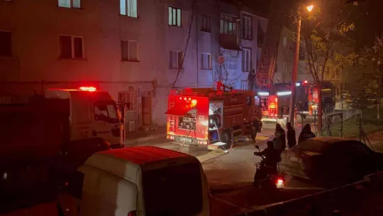 Bursa'da 3 katlı apartmanın çatısı alev alev yandı