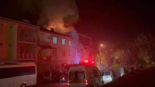 Bursa'da 3 katlı apartmanın çatısı alev alev yandı