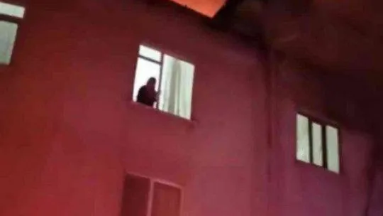 Bursa'da 3 katlı apartmanın çatısı alev alev yandı