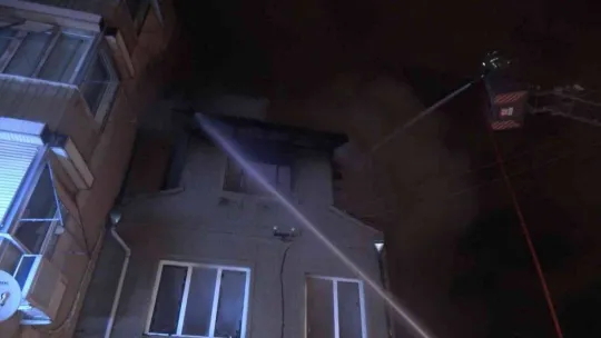 Bursa'da 3 katlı müstakil ev alev alev yandı