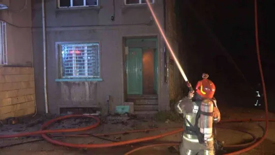 Bursa'da 3 katlı müstakil ev alev alev yandı