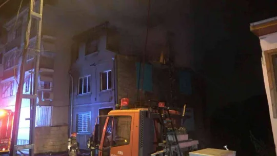 Bursa'da 3 katlı müstakil ev alev alev yandı
