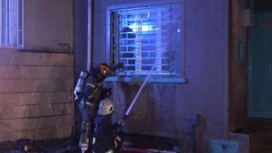 Bursa'da 3 katlı müstakil ev alev alev yandı