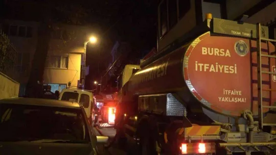 Bursa'da 3 katlı müstakil ev alev alev yandı