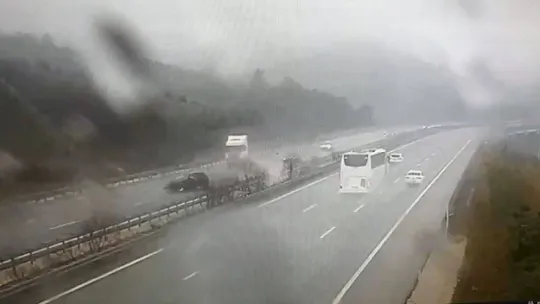 Bursa'da 4 kişinin feci şekilde öldüğü kaza anı kamerada