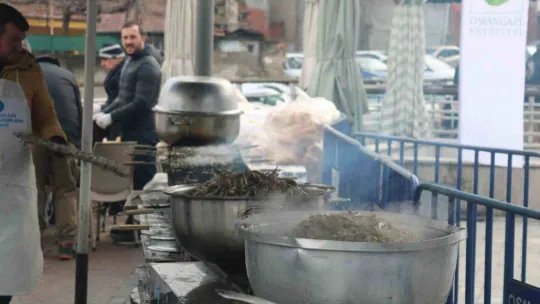 Bursa'da 5 bin kişiye hamsi ekmek ücretsiz dağıtıldı