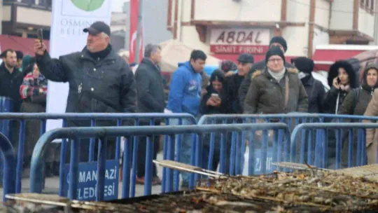 Bursa'da 5 bin kişiye hamsi ekmek ücretsiz dağıtıldı